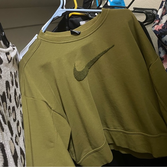 Nike crop top sweater for the gym large - Picture 2 of 3
